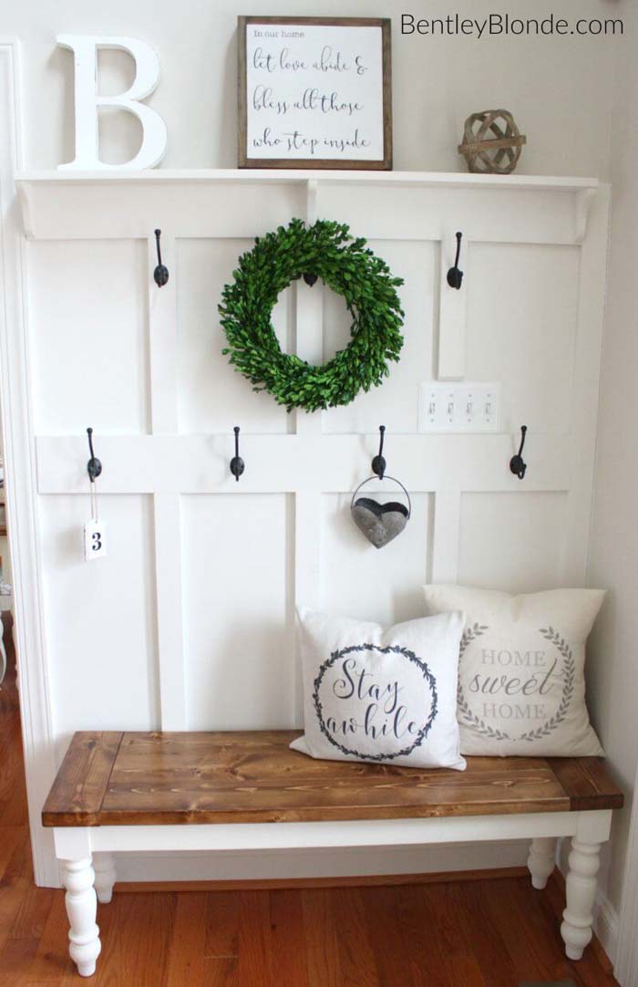 Green Wreath Among the Wall Hooks #small #entryway #decor #decorhomeideas