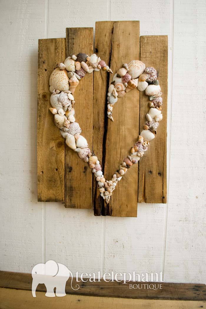 Heart Design on a Driftwood Background #diy #seashell #decor #decorhomeideas