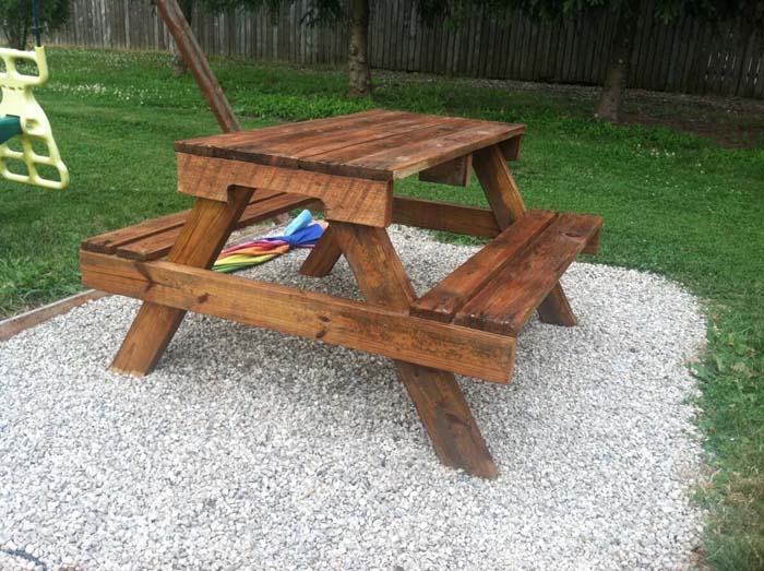 DIY Kids Picnic Table From Pallet Wood #pallet #garden #furniture #decorhomeideas