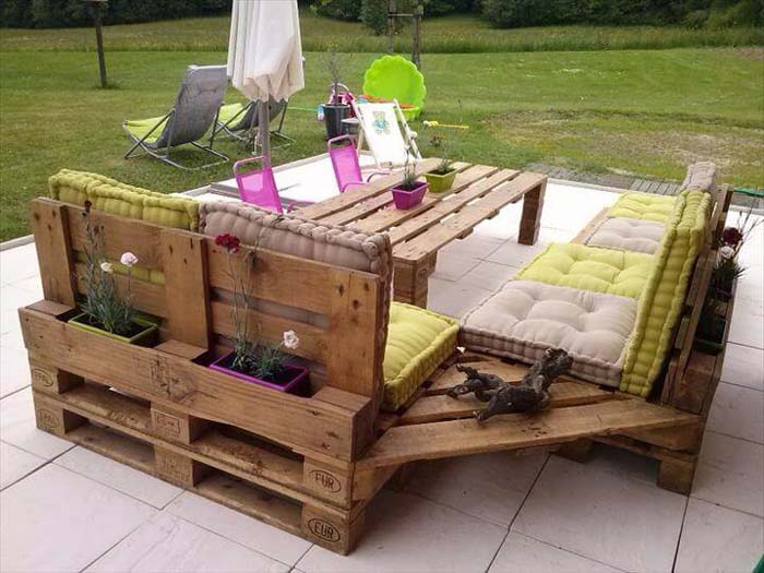 L-Shaped Bench with Planter #pallet #garden #furniture #decorhomeideas