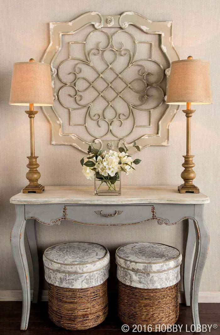 Lamps Stand Sentry to Fresh Flowers #small #entryway #decor #decorhomeideas