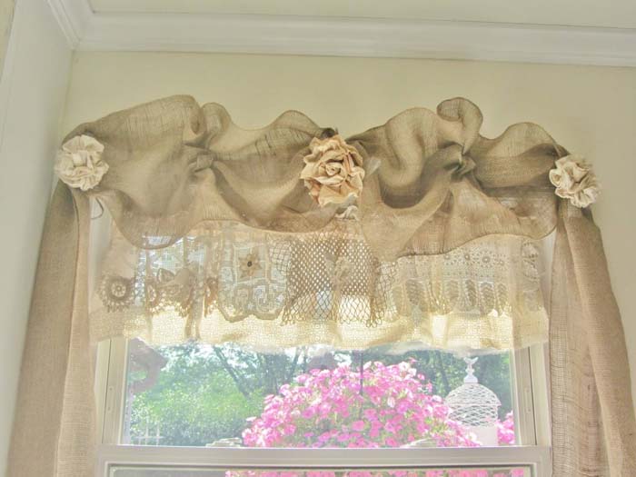 Linen and Lace for an Artsy Shabby Chic Look #diy #window #treatment #decorhomeideas