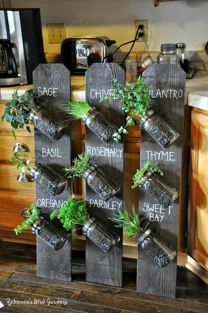 DIY Mason Jar Vertical Herb Garden #reclaimed #wood #projects #decorhomeideas