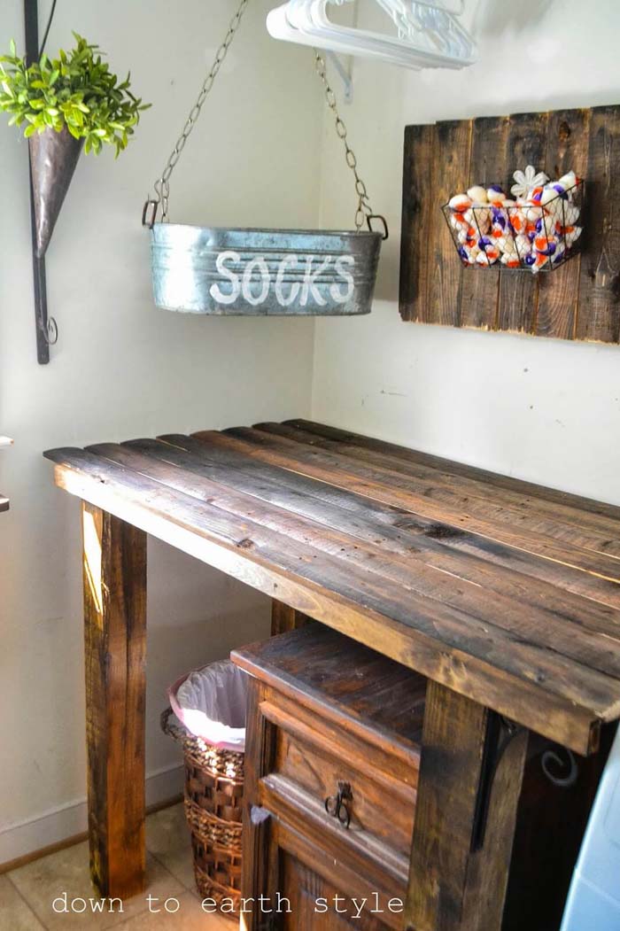 Old Fence Features in the Laundry Room #laundry #vintage #decor #decorhomeideas
