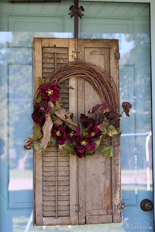 Old Shutter Outdoor Decor Idea with Wreaths #shutter #repurpose #decor #decorhomeideas
