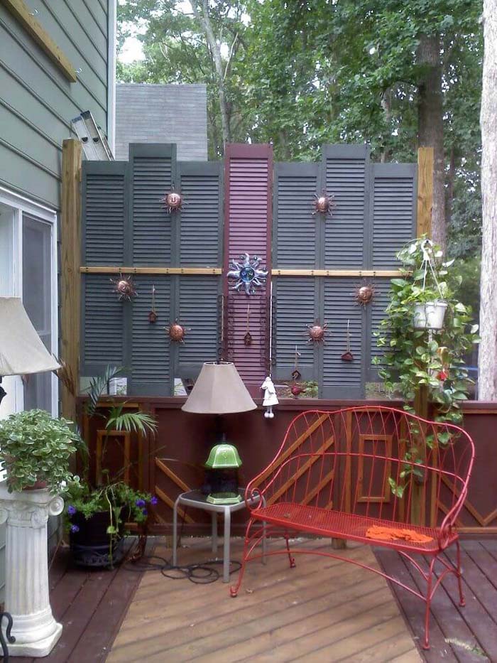 Old Shutters Privacy Screens #shutter #repurpose #decor #decorhomeideas