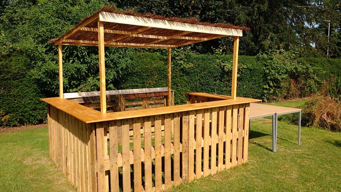 Outdoor Pallet Bar With Sun Shade #pallet #garden #furniture #decorhomeideas