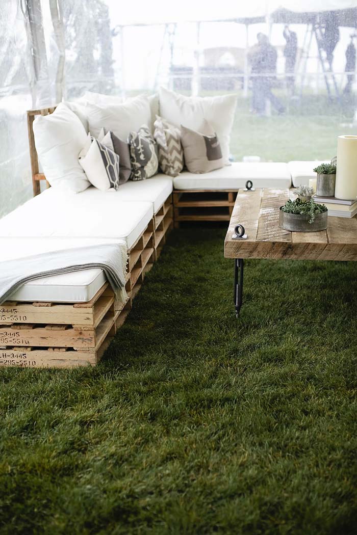 Pallet Furniture Ideas with Plush Pillows #pallet #garden #furniture #decorhomeideas
