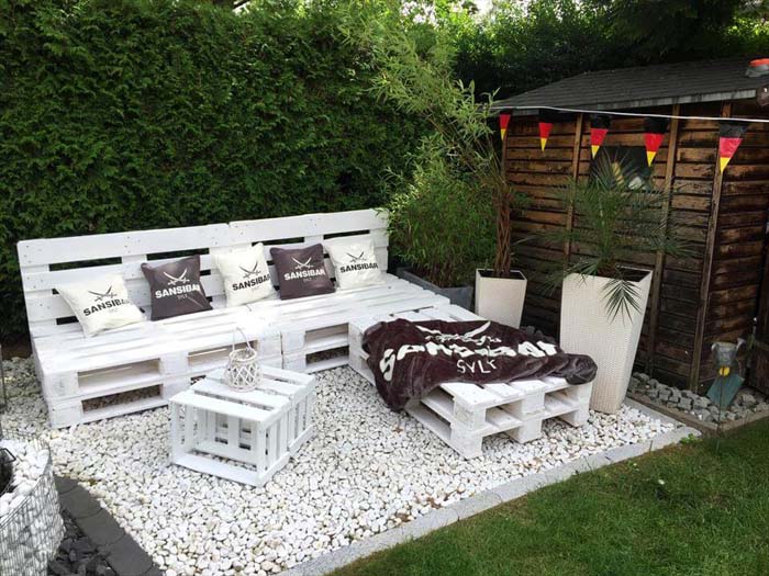 Pallets Garden Party Lounge #pallet #garden #furniture #decorhomeideas