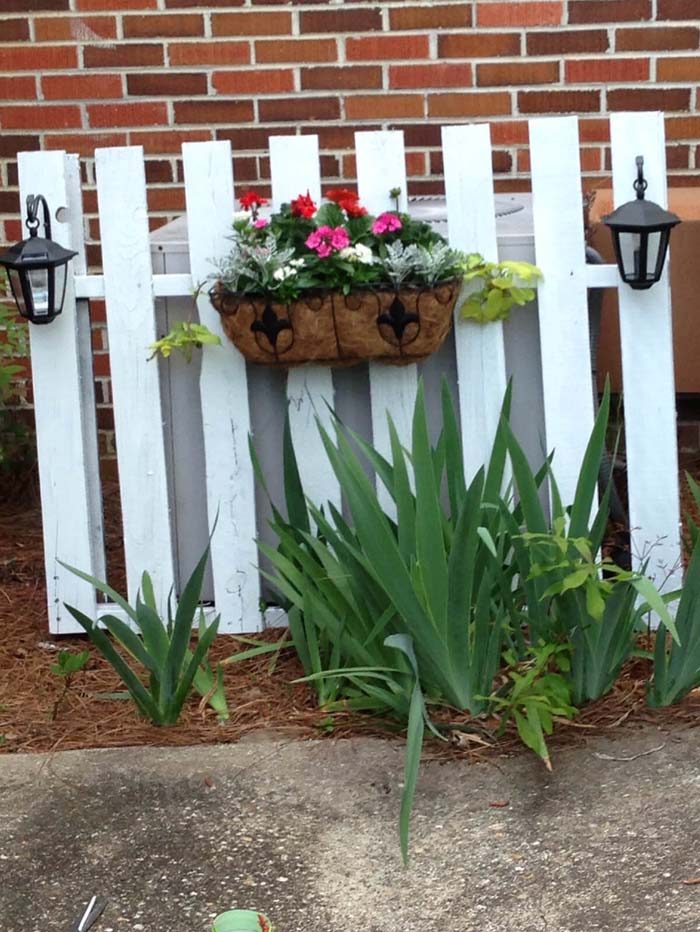 Picket Fence Screens Unsightly AC Unit #outdoor #hiding #ideas #decorhomeideas