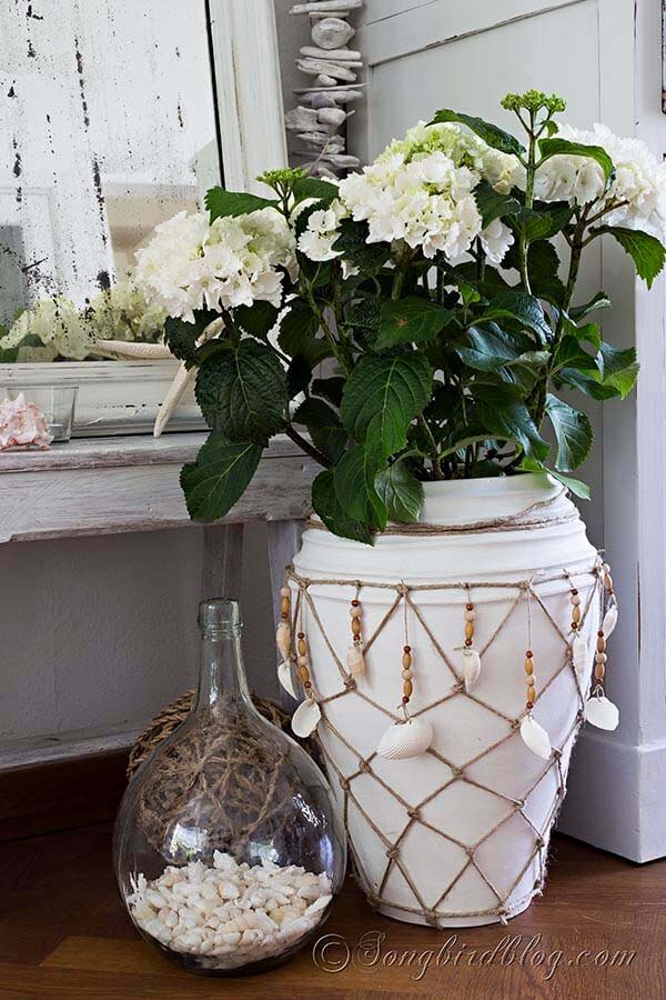 Decorative Planter Rope with Dangling Shells #diy #seashell #decor #decorhomeideas