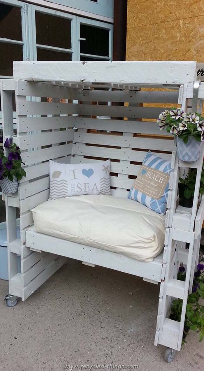 Private Seating Area with Cushions #pallet #garden #furniture #decorhomeideas