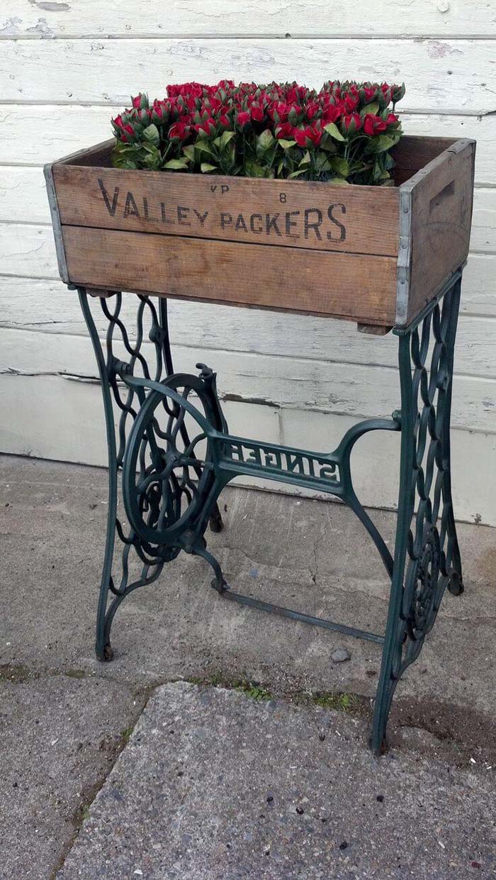 Repurposed Sewing Machine Flower Box #vintage #garden #decoration #decorhomeideas