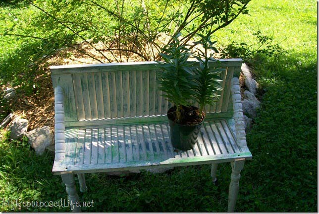 Repurposed Shutter Garden Bench #shutter #repurpose #decor #decorhomeideas