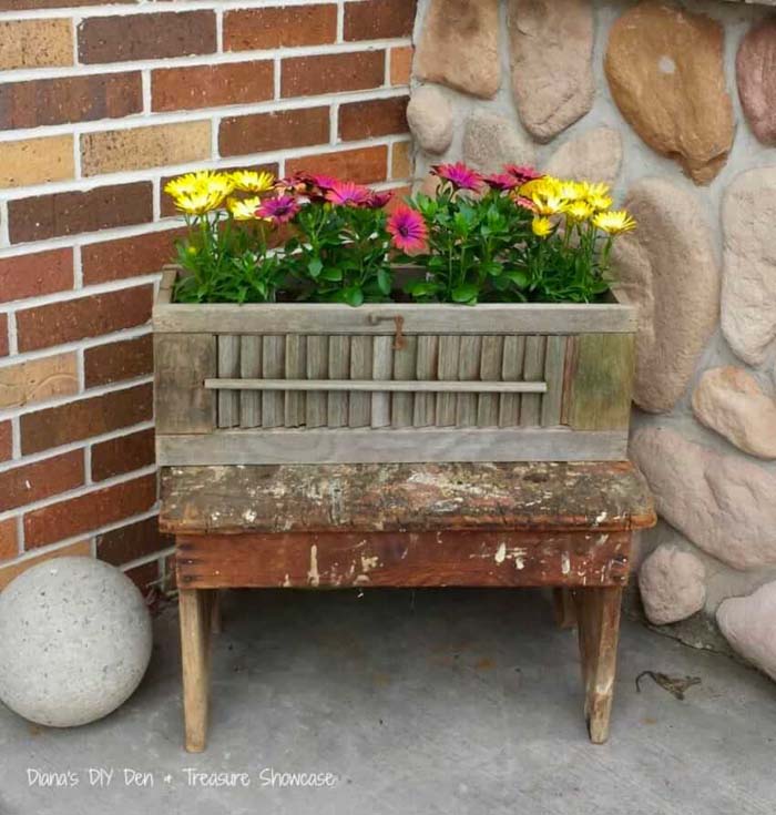 Rustic Planter Box on a Bench #shutter #repurpose #decor #decorhomeideas