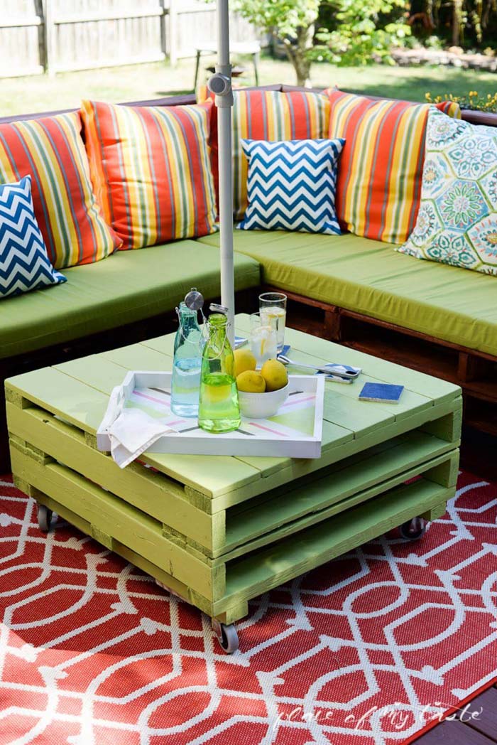 Summer Outdoor Living Space #pallet #garden #furniture #decorhomeideas