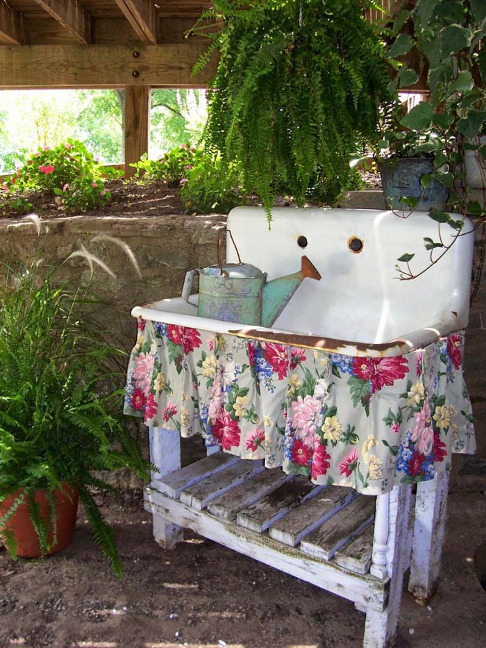 Upcycled Antique Sink Garden Decoration #vintage #garden #decoration #decorhomeideas