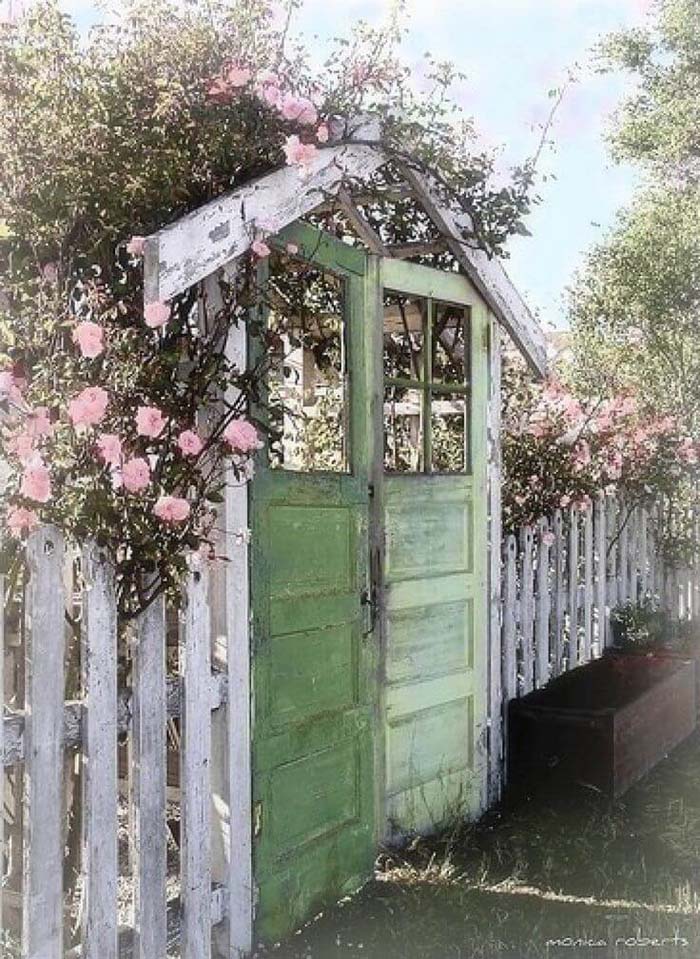 Upcycled Vintage Door Garden Gate #vintage #garden #decoration #decorhomeideas