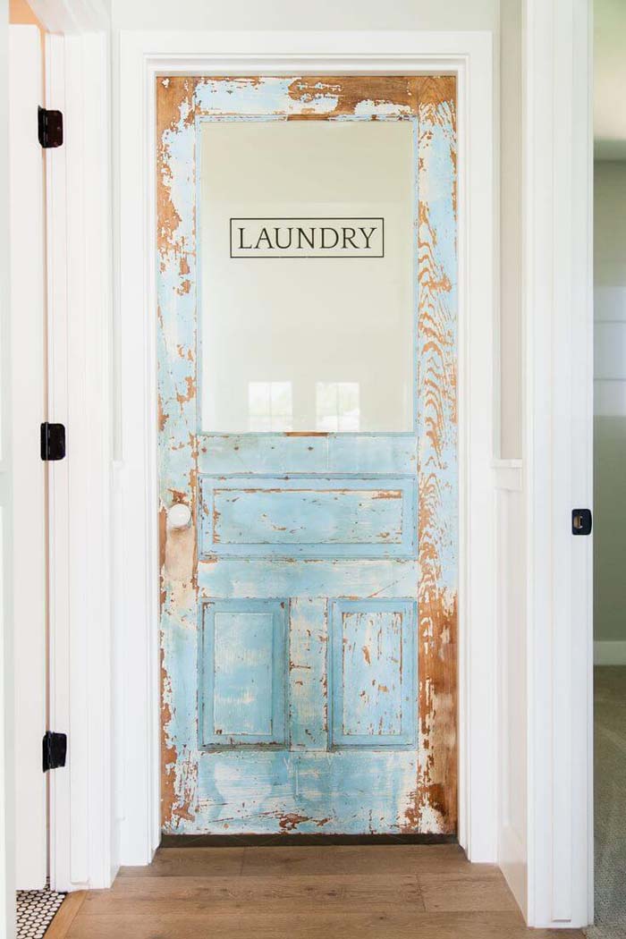 Vintage Laundry Room Door with Decal #laundry #vintage #decor #decorhomeideas