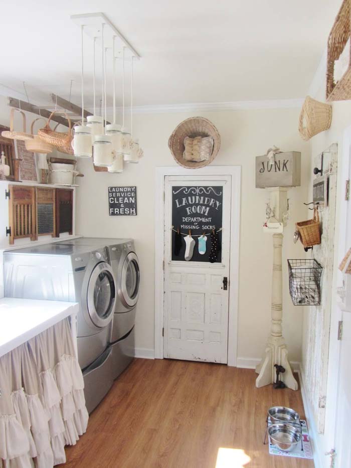 Vintage Laundry Room with Wicker Basket Storage #laundry #vintage #decor #decorhomeideas