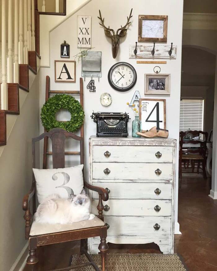 Vintage Pieces Create an Inviting Entryway #wall #gallery #decor #decorhomeideas