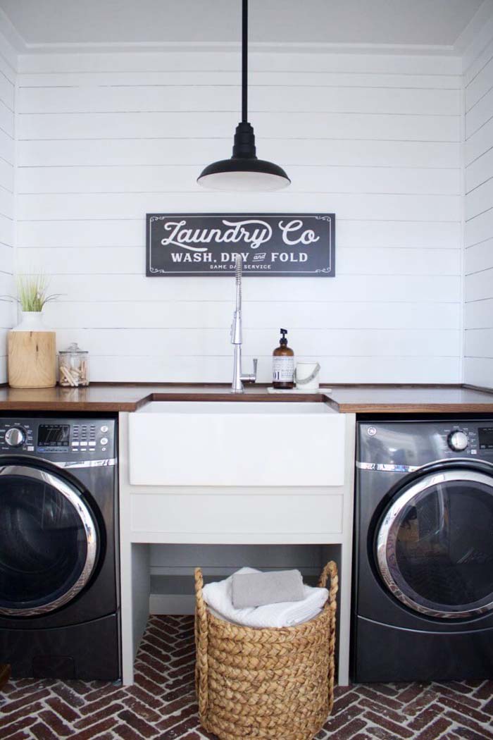 Vintage Shiplap Laundry Room Walls #laundry #vintage #decor #decorhomeideas