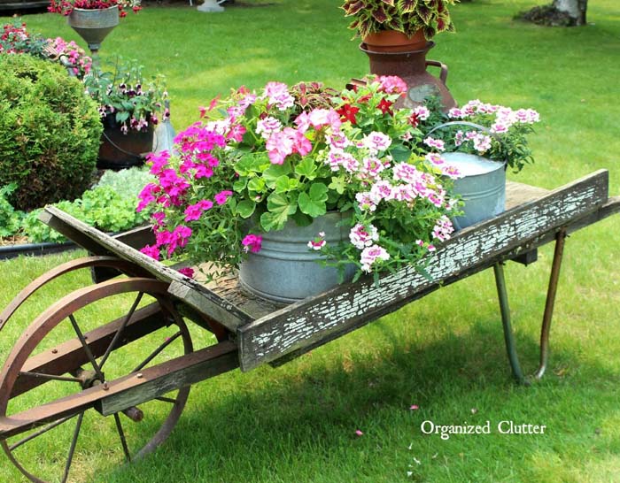 Wheelbarrow Vintage Garden Flower Display #vintage #garden #decoration #decorhomeideas