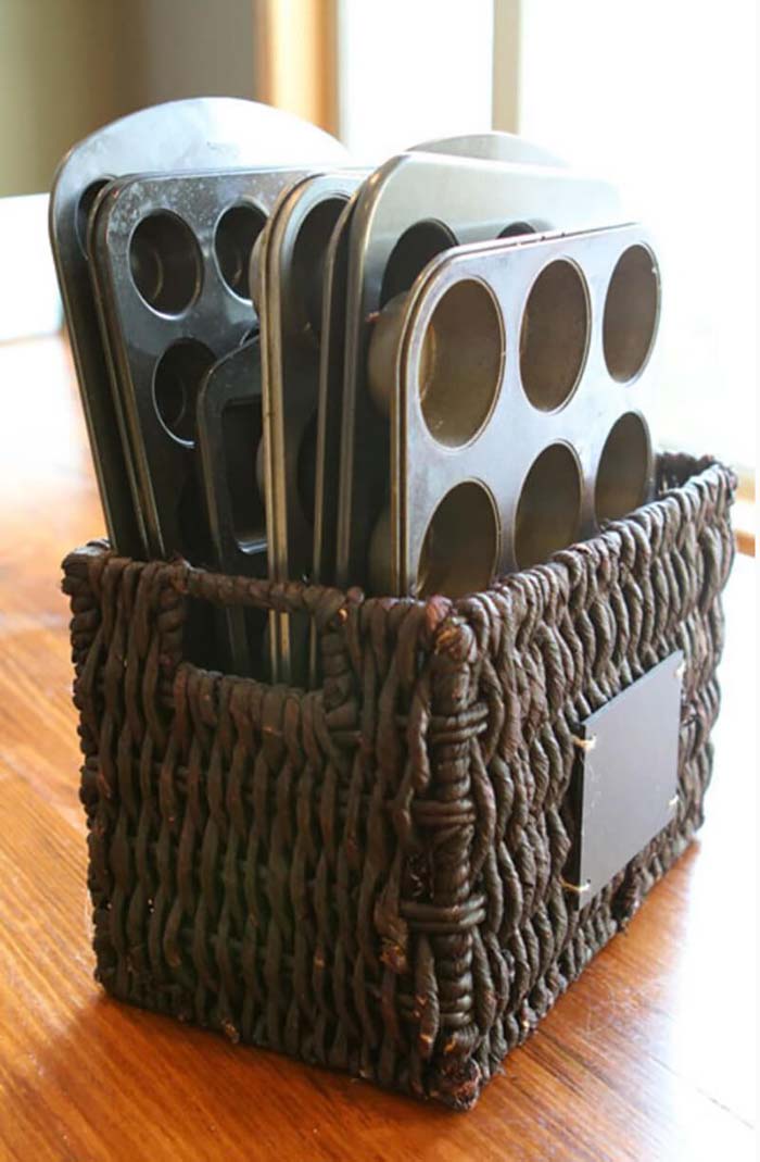 All Your Muffin Tins in One Basket #dollarstore #storage #organization #decorhomeideas