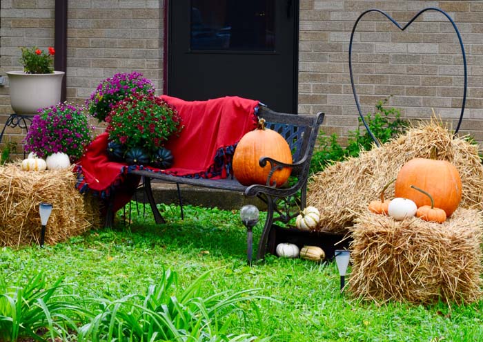 Charming Hay Bale Seating Area #fall #garden #decoration #decorhomeideas