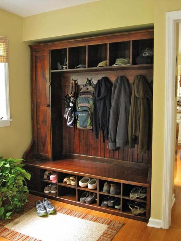 Classic And Functional In Dark Wood #storage #mudroom #organization #decorhomeideas