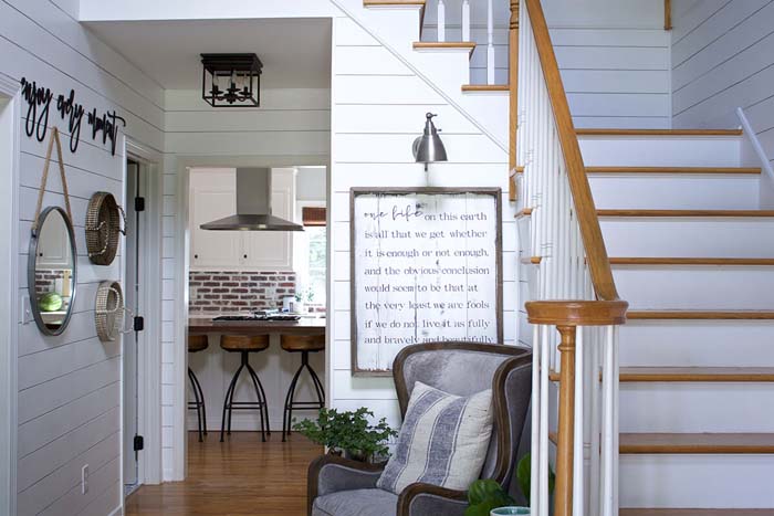 Cozy Corner with Armchair and Hanging Accents #farmhouse #entryway #decor #decorhomeideas