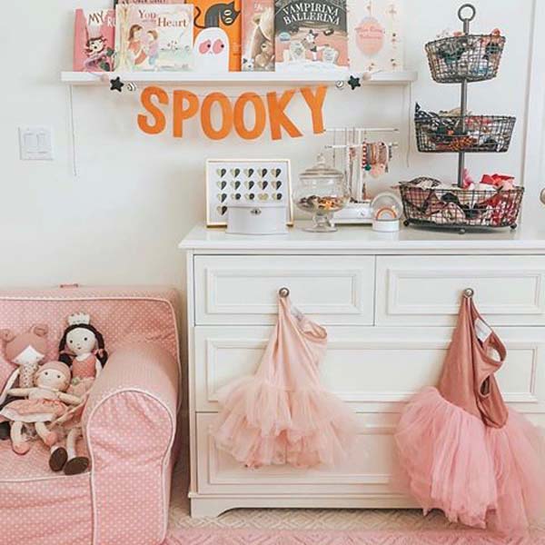 Cute Pink Halloween Reading Nook #halloween #kidsroom  #nursery #decorhomeideas