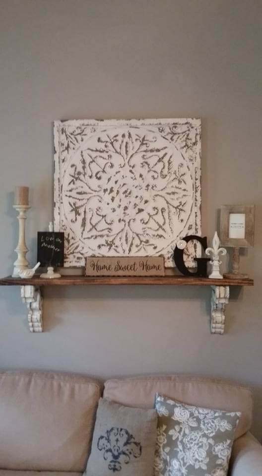 Decorated Plaque with a Small Wall Shelf #rustic #livingroom #walldecor #decorhomeideas