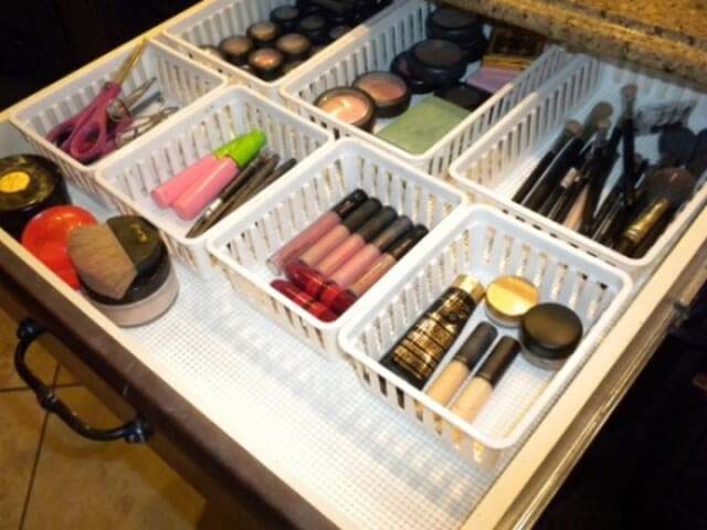 Dollar Store Organization Ideas for Makeup #dollarstore #storage #organization #decorhomeideas