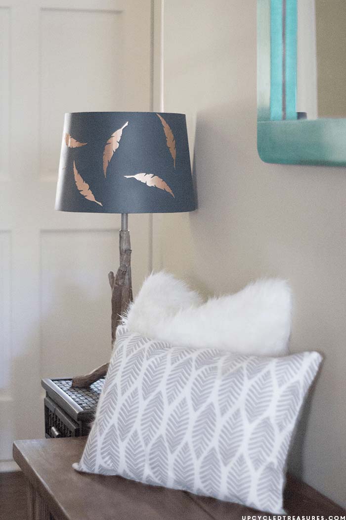 Feather Entryway with Accent Lamp and Pillows #farmhouse #entryway #decor #decorhomeideas