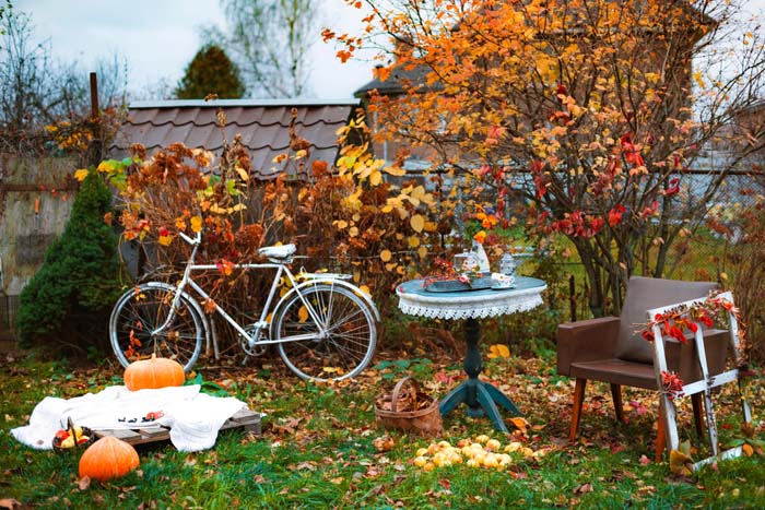 Found Items Create an Autumnal Seating Area #fall #garden #decoration #decorhomeideas