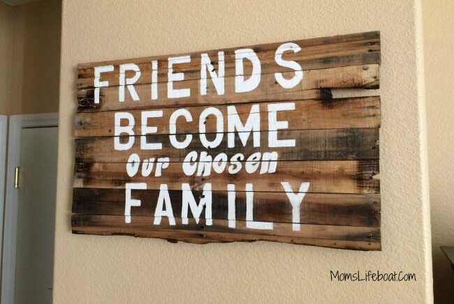 DIY Friends Quote Wood Pallet Project #diy #pallet #sign #decorhomeideas