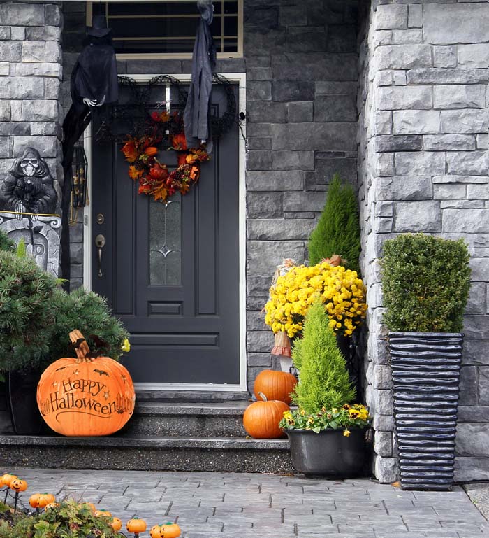Frightful Front Door #fall #garden #decoration #decorhomeideas