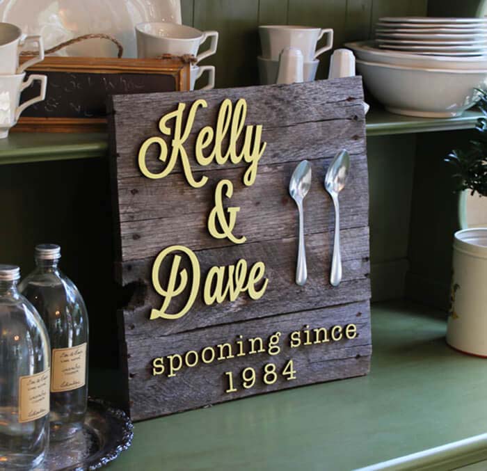 How to Make a DIY Spooning Pallet Sign #diy #pallet #sign #decorhomeideas