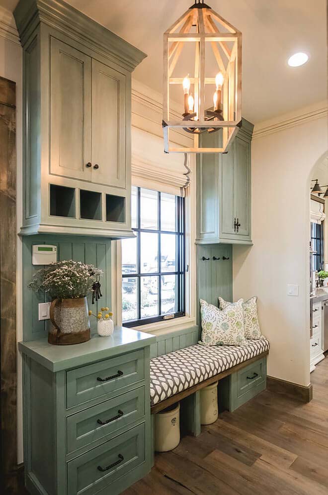 An Inviting Window Bay Bench #storage #mudroom #organization #decorhomeideas