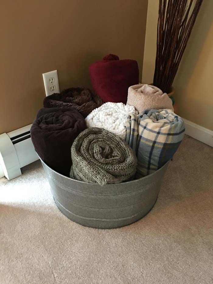 Keep Towels Organized in Water-Proof Bucket #galvanized #tub #bucket #decorhomeideas