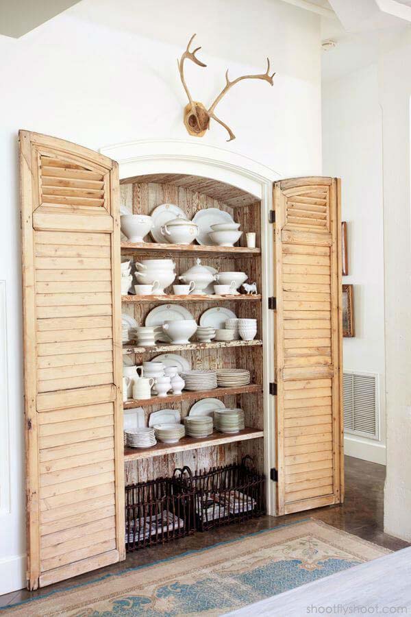 Pretty Shuttered Cabin Dining Room Shelf #diningroom #storage #decorhomeideas