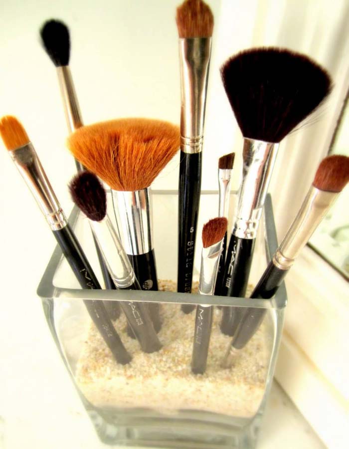 A Pretty Way to Display Makeup Brushes #dollarstore #storage #organization #decorhomeideas