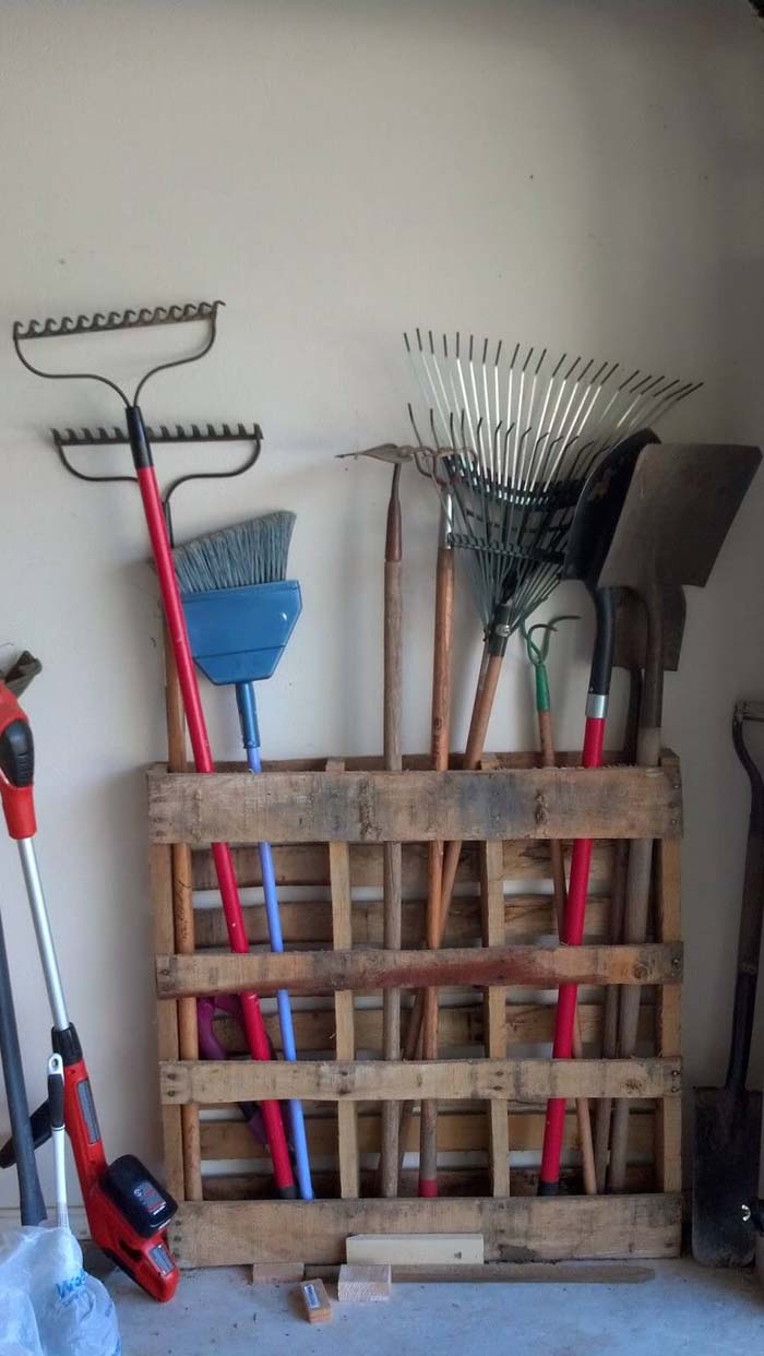 Repurposed Pallet Lawn Care Storage #garage #organization #declutter #decorhomeideas