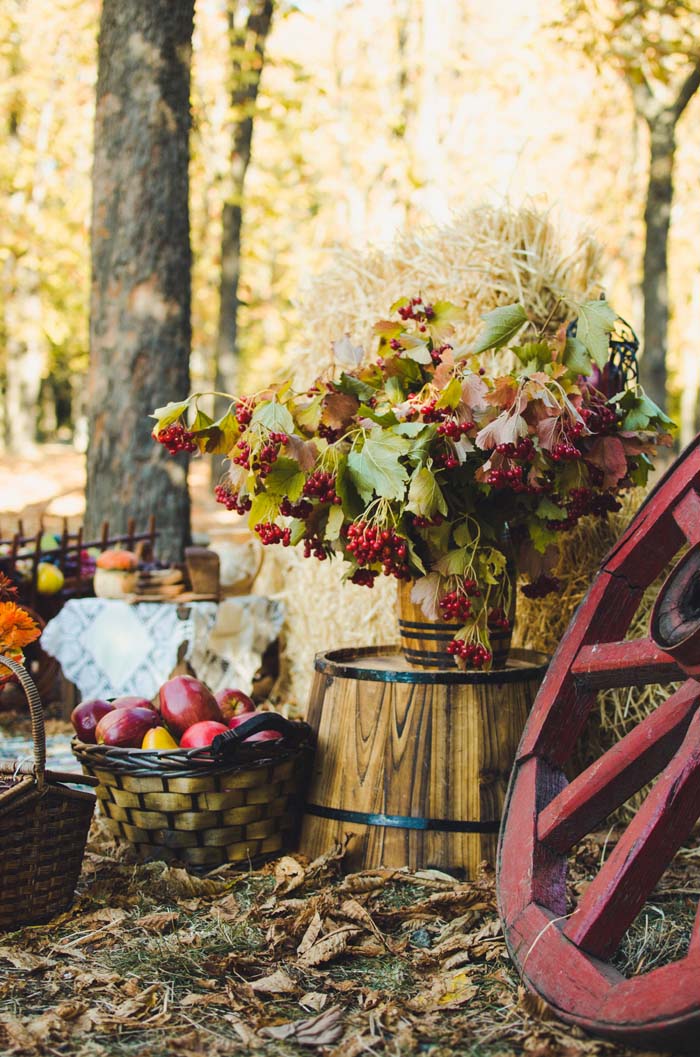 Rich Fall Colors and Rustic Wood Accents #fall #garden #decoration #decorhomeideas