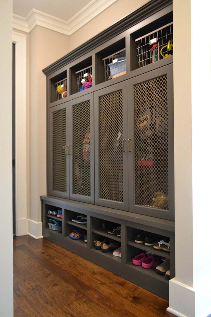 Clever Screened Doors For Airflow And Visibility #storage #mudroom #organization #decorhomeideas