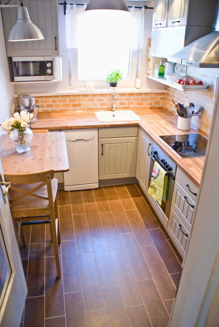 Warm Colors With a Brick Back Panel #small #kitchen #design #decorhomeideas