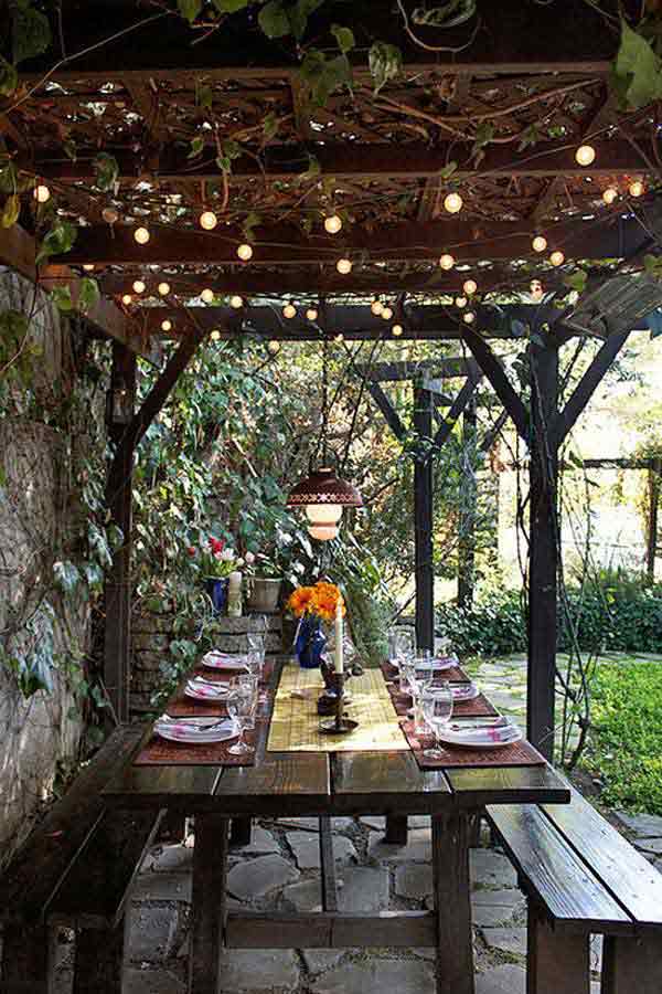 White Lights and Vines Over Outdoor Dining Area #stringlight #garden #yard #decorhomeideas