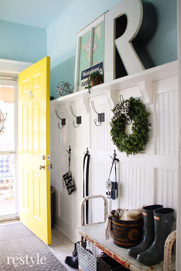 Wood Paneled Country Coat Room with Hooks #farmhouse #entryway #decor #decorhomeideas