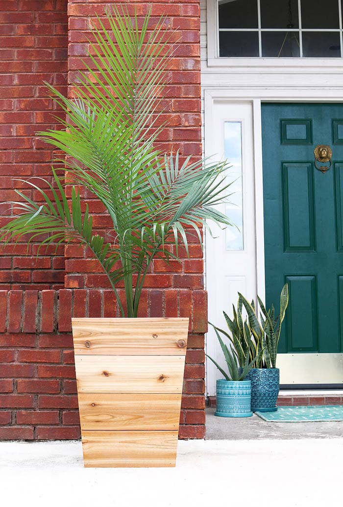 $10 Tapered Cedar Planter #flowerpot #frontdoor #frontporch #decorhomeideas